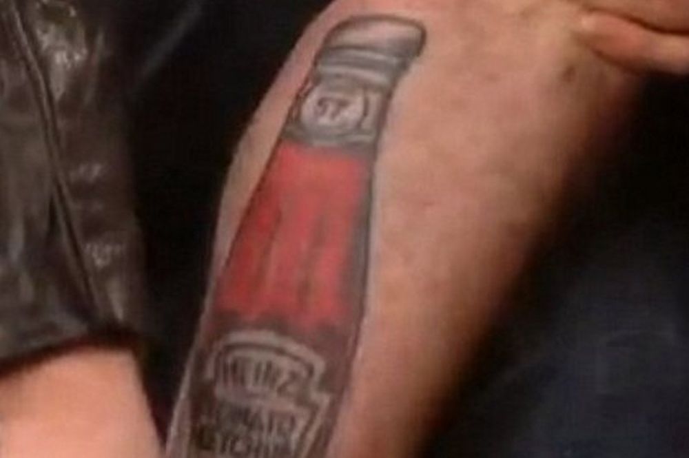 Ποιος star του Hollywood έκανε τατουάζ ένα μπουκάλι κέτσαπ; (video)