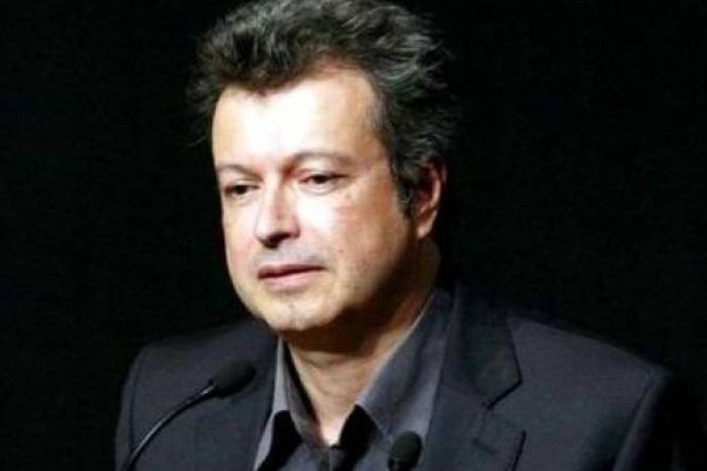 Χαμός στο Facebook: Ο γυμνός του Συντάγματος και ο... Τατσόπουλος! 