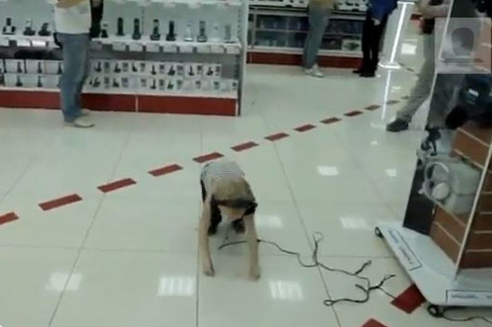 Αυτός ο πιτσιρικάς τρέλανε ένα εμπορικό κέντρο (video)