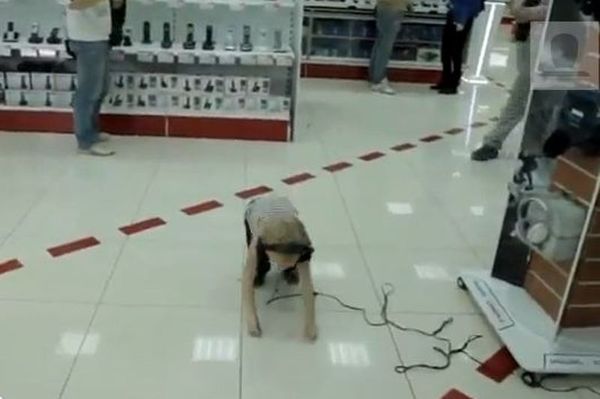 Αυτός ο πιτσιρικάς τρέλανε ένα εμπορικό κέντρο (video)