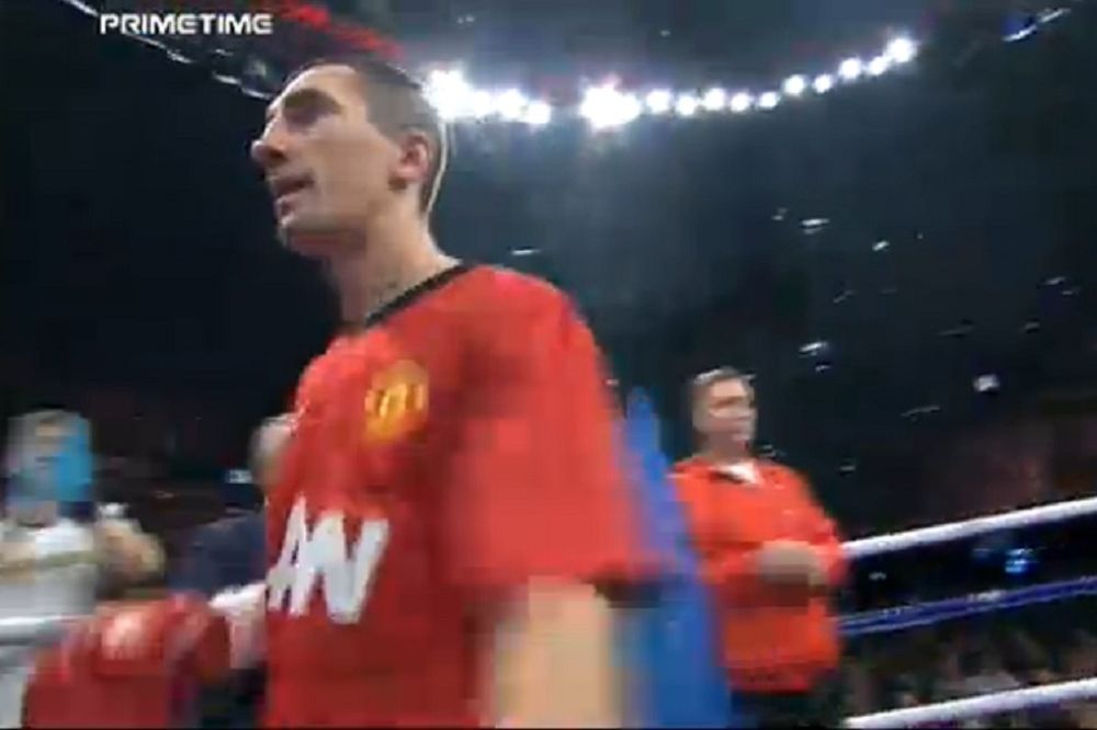 Μποξέρ φόρεσε φανέλα της Γιουνάιτεντ για να πικάρει αντίπαλο οπαδό της Σίτι! (video)