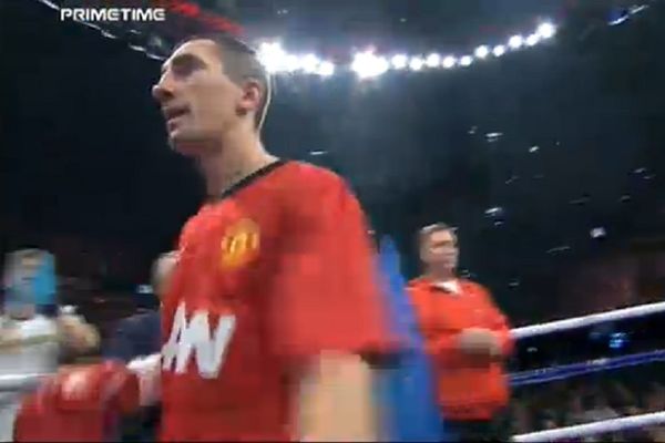 Μποξέρ φόρεσε φανέλα της Γιουνάιτεντ για να πικάρει αντίπαλο οπαδό της Σίτι! (video)