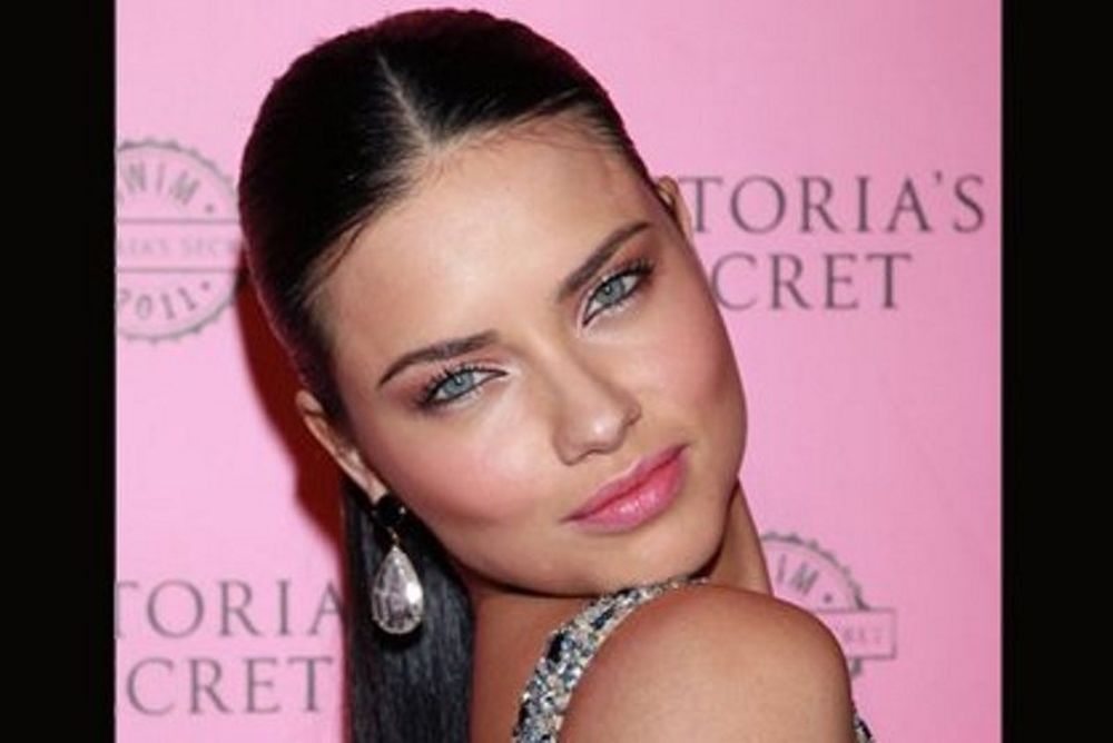 Adriana Lima: Ποιο είναι το μυστικό της λαμπερής επιδερμίδας της;