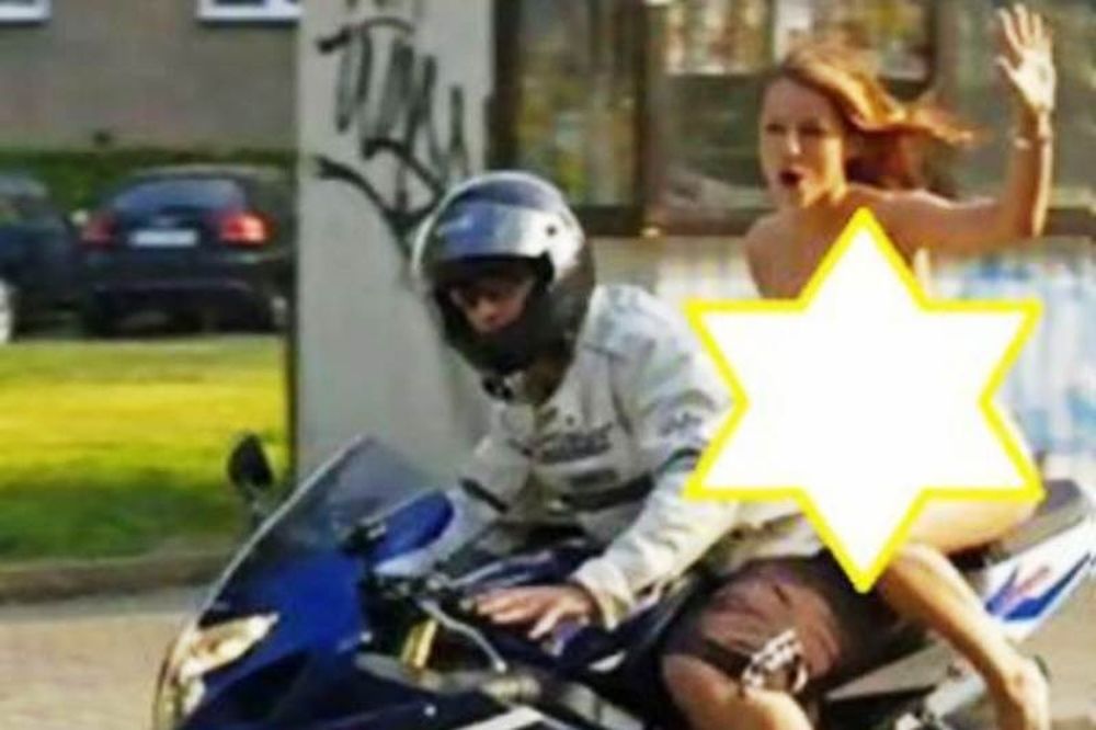 Γυμνή μηχανόβια πήρε κλήση επειδή δεν φορούσε... κράνος! 