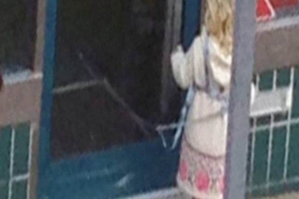 Σοκαριστικό: Έδεσε το παιδί της στην πόρτα για να παίξει... στοίχημα! 