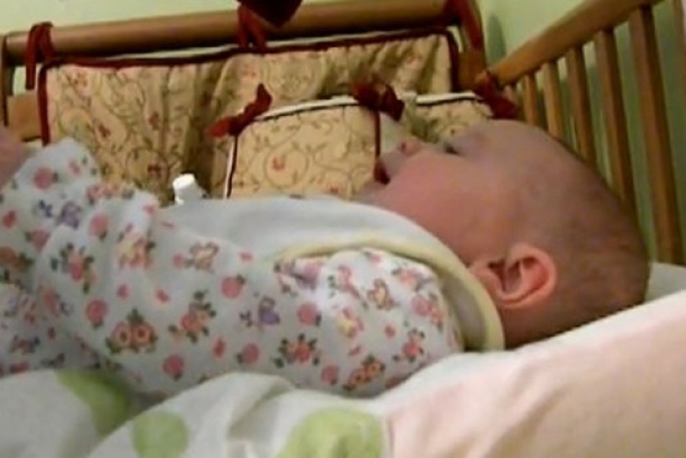 Βίντεο: Mωρό πέντε μηνών τραγουδά! 