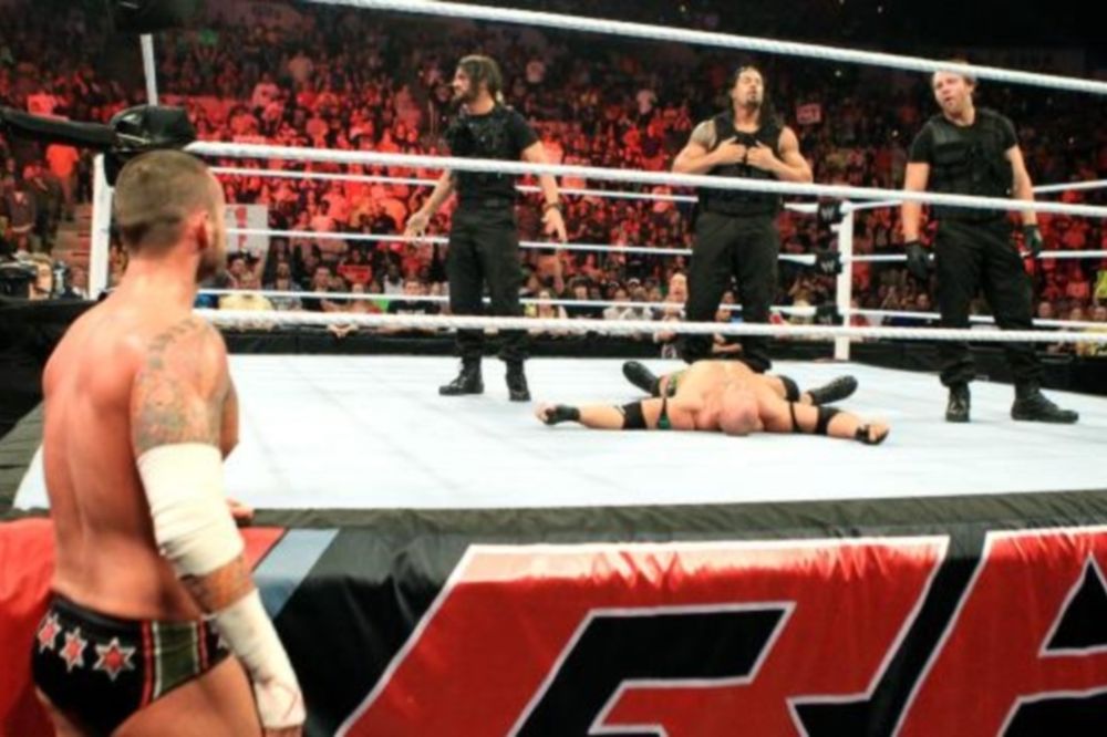 Raw SuperShow: Έδρασαν πάλι τα… τσιράκια του Punk (photos+videos)