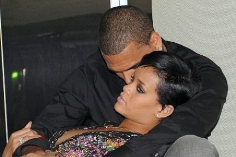 Πώς η Rihanna ρεζίλεψε τον Chris Brown και τον έκανε να σβήσει το twitter του;