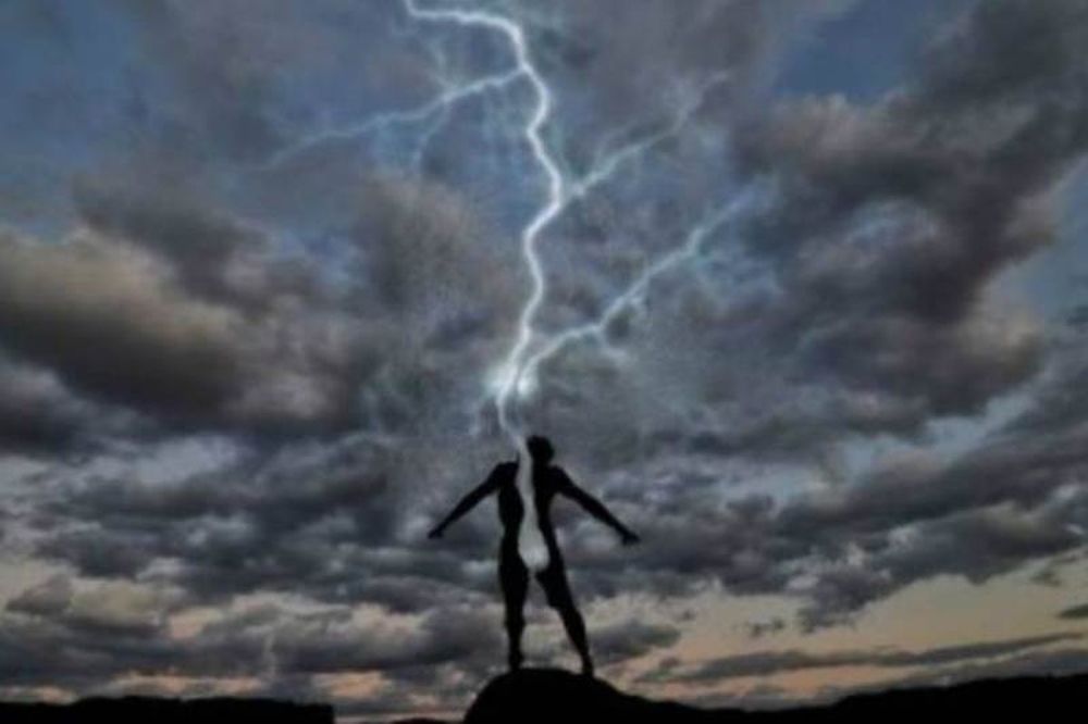 ΣΟΚ: Τον χτύπησε κεραυνός ...εκεί που φαντάζεστε! 