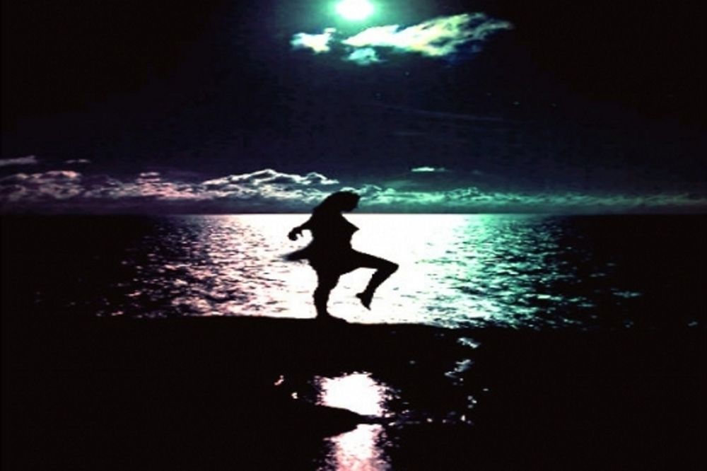 Χορεύοντας στην σιωπή της έκλειψης 