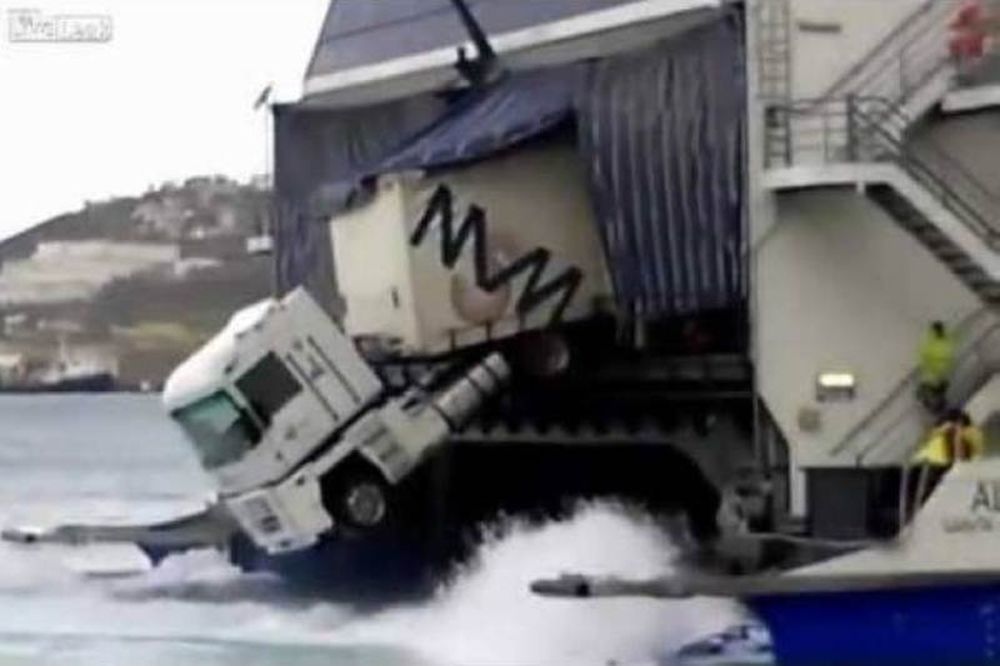 Ξεκαρδιστικό βίντεο: FAIL - Δείτε πως πάρκαρε την νταλίκα στο φέρι!