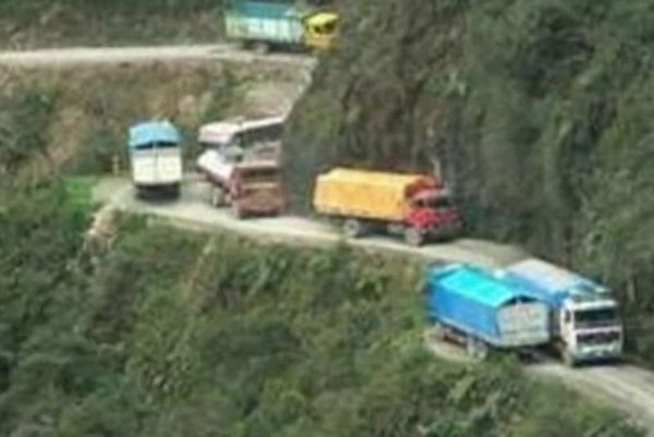 Δείτε τον πιο επικίνδυνο δρόμο στον κόσμο (video)