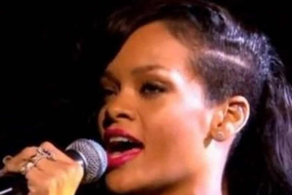 Αντιγράψτε το look: το sexy- και waterproof- μακιγιάζ της Rihanna