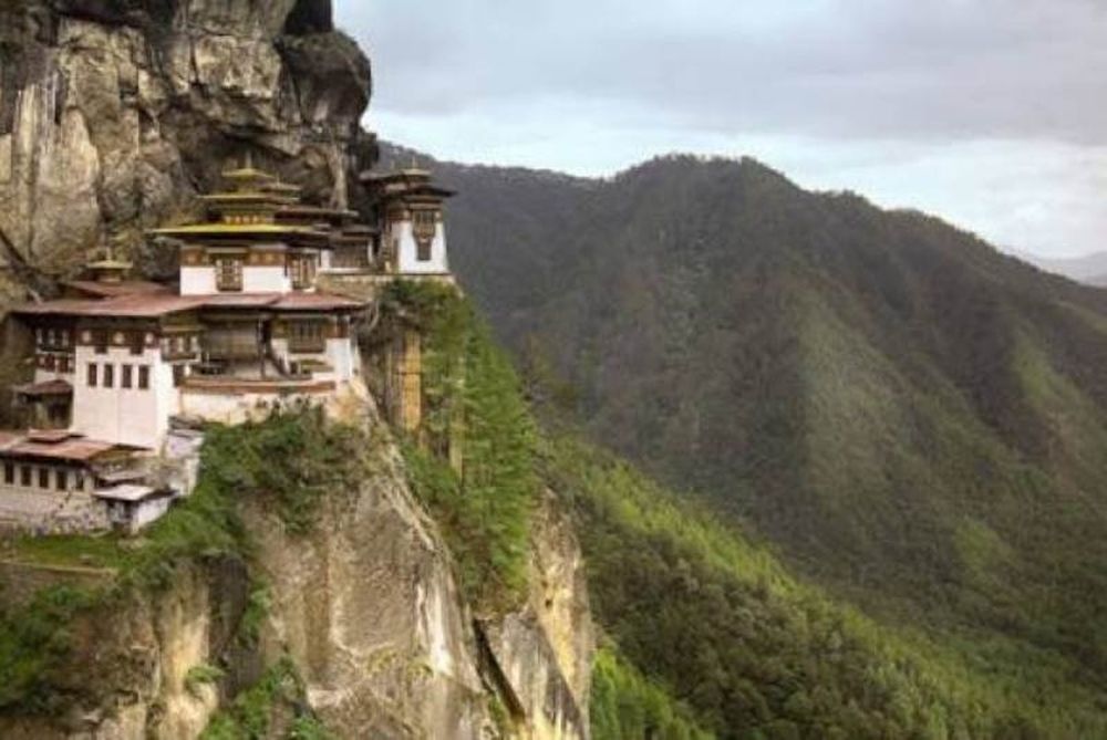 Γνωστή ηθοποιός κλείστηκε σε μοναστήρι!