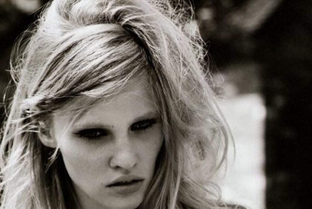 Lara Stone: «Κάποτε, αντί για τσιμπιδάκι φρυδιών χρησιμοποίησα... ψαλιδάκι!»