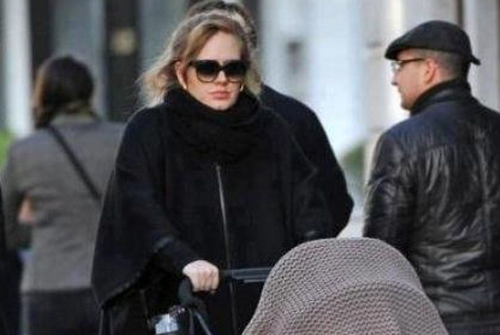 Adele: Η πρώτη δημόσια εμφάνιση μετά τη γέννηση του γιού της