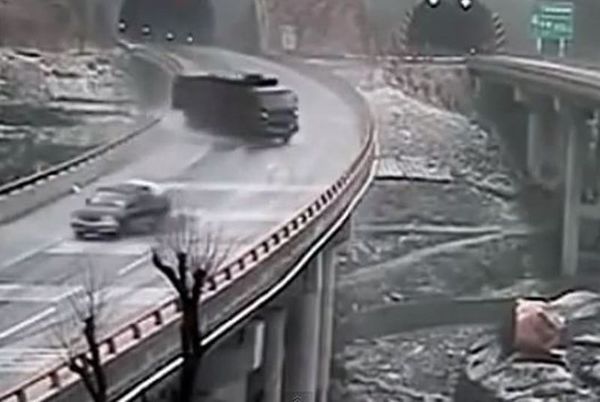 Αυτή η καραμπόλα θα σας κόψει την ανάσα... (video)