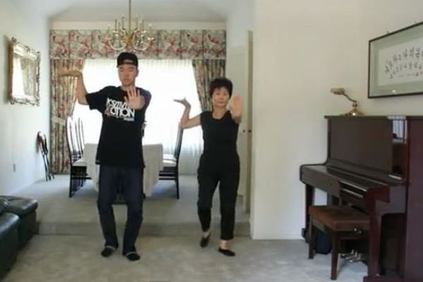 Μαμά και γιος τρελαίνουν κόσμο χορεύοντας Gangnam Style (video)