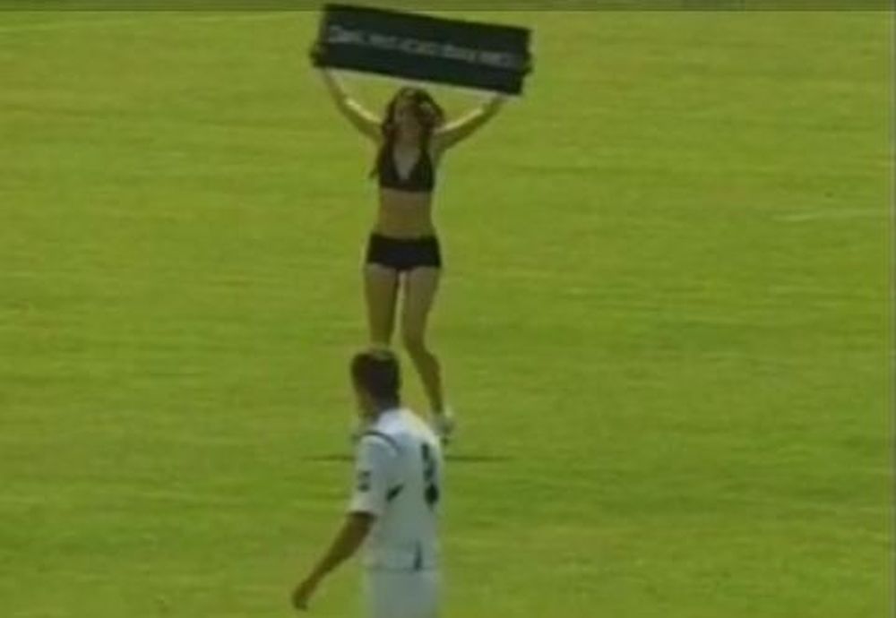 Μπήκε στο γήπεδο γυμνή για το αγόρι της (video)