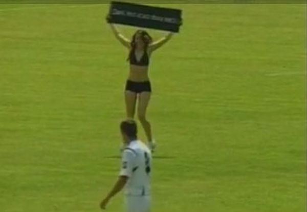 Μπήκε στο γήπεδο γυμνή για το αγόρι της (video)