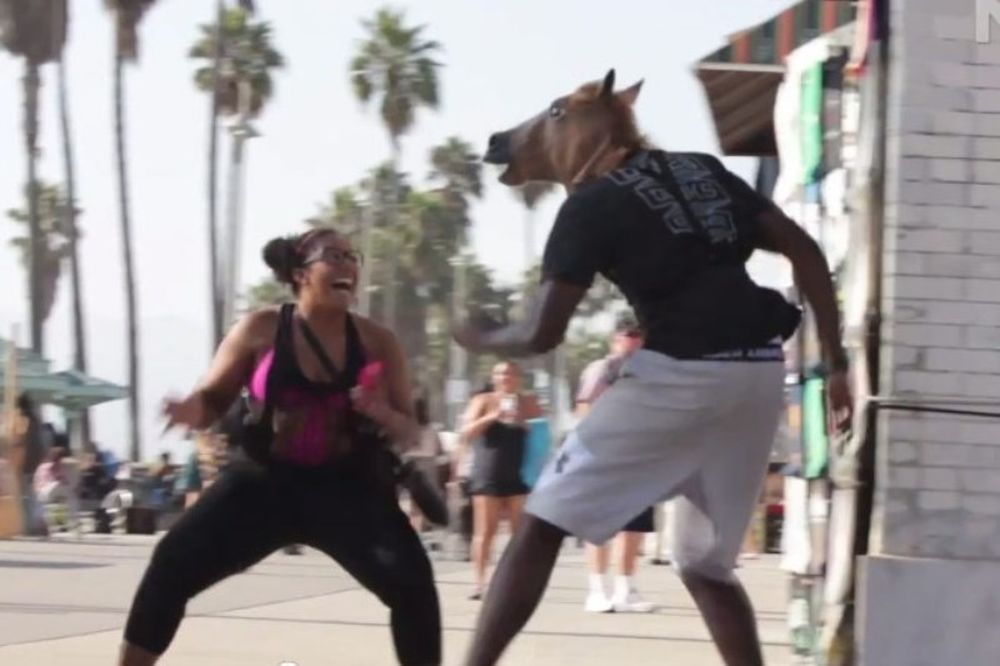Λος Άντζελες Κλίπερς: Τρόμαξε… κόσμο με μάσκα αλόγου ο Τζόρνταν! (video)