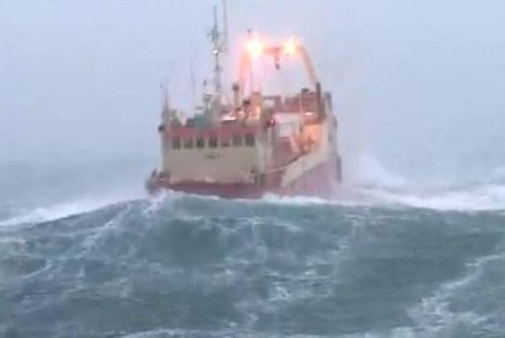 Δείτε το πλοίο που χάνεται στα κύματα (video)