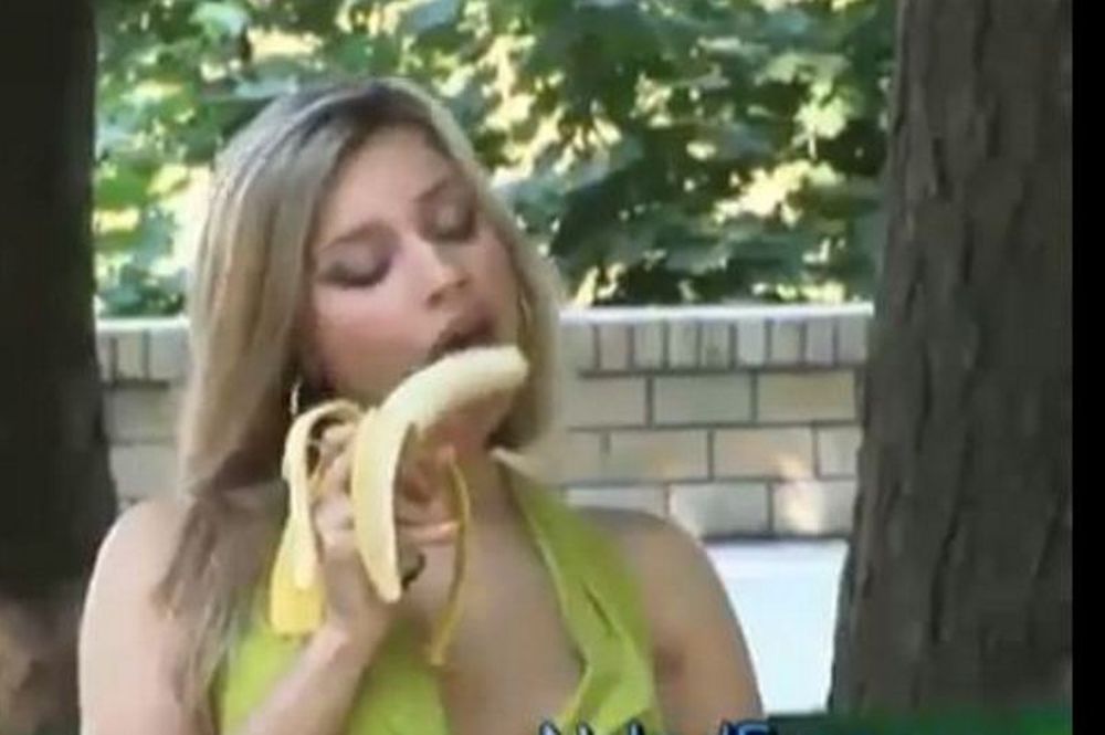 Παίρνει... μπανάνα και τρελαίνει (video)