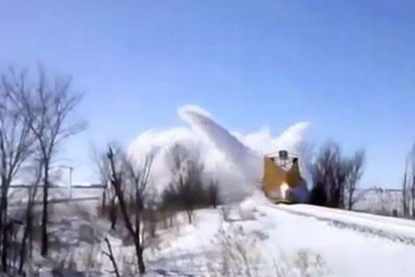 Απίστευτο! Δείτε το τρένο... παγοθραυστικό! (video)