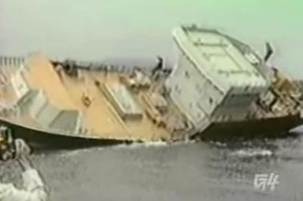 Πλοίο βουλιάζει στο πρώτο του ταξίδι (video)