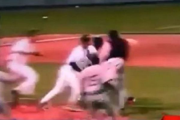 Αντέχετε τόσο... ξύλο στα γήπεδα (video)