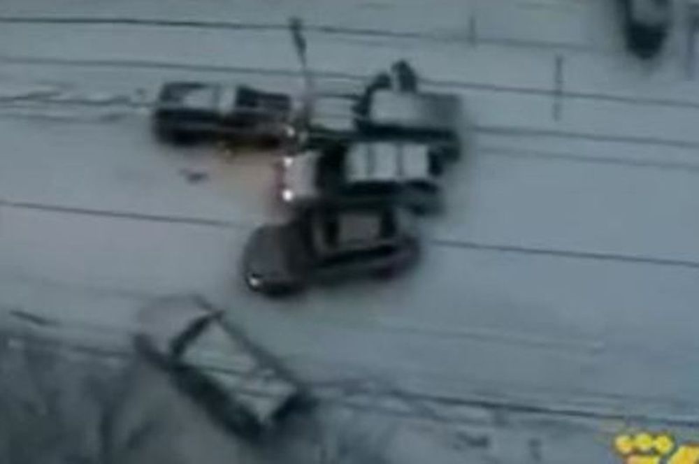 Αυτοκίνητα... συγκρουόμενα κάνουν πατινάζ στον πάγο (video)