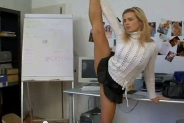 Aυτό το κορίτσι έχει πολύ καλά... «ανοίγματα» (video)