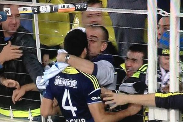 Φενέρμπαχτσε: Οπαδός φίλησε στο στόμα τον σκόρερ! (videos)