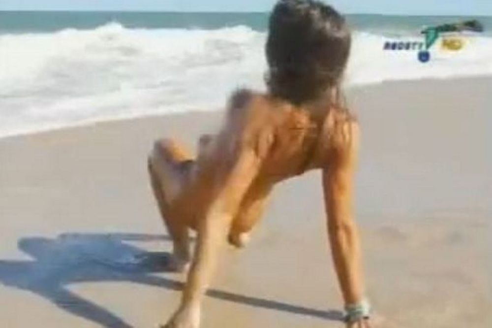 Μετά τις παραλίες και... πασαρέλα γυμνιστών (video)