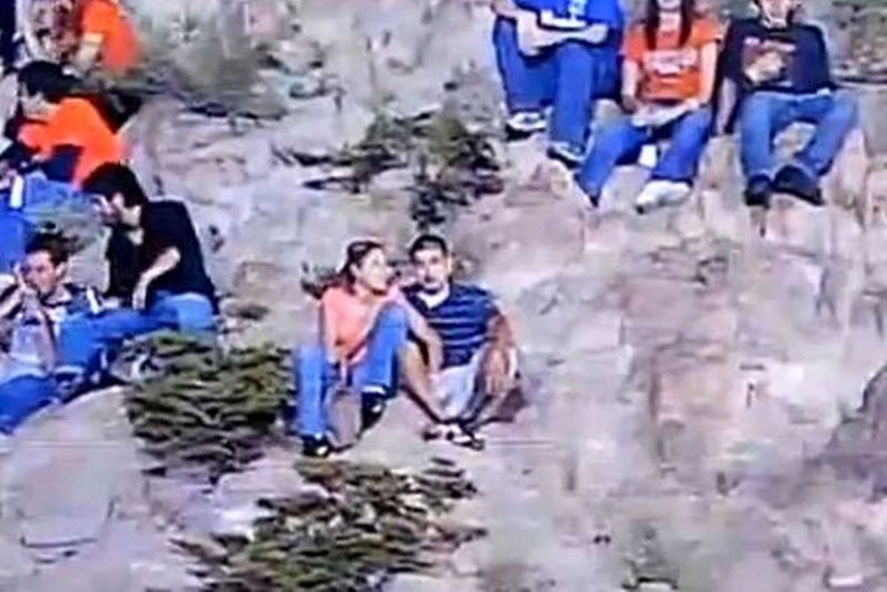 Εκείνος βλέπει αγώνα και εκείνη του πιάνει το...  (video)