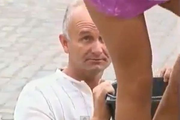 Τους άφησε... άγαλμα (video)