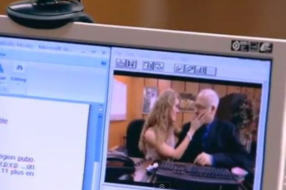 Το αφεντικό... οργιάζει και η γραμματέας παίρνει «μάτι» (video)