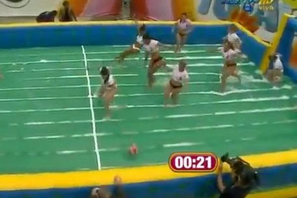 Δείτε έναν υγρό και σέξι ποδοσφαιρικό αγώνα (video)