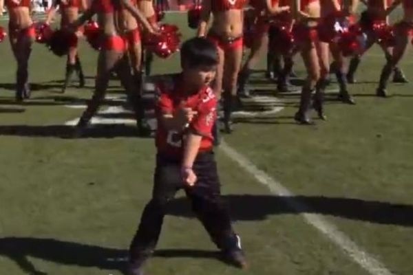 Ο μικρός χορευτής που... τρελαίνει τις cheerleaders (video)