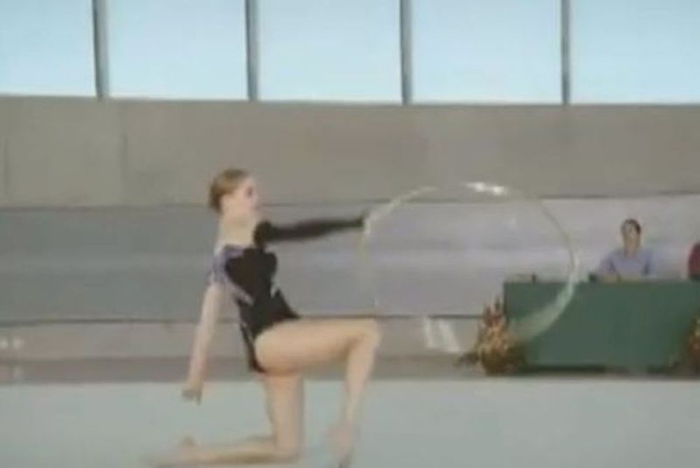 Αθλήτρια γυμναστικής «τρώει»... ρόδα στο κεφάλι (video)