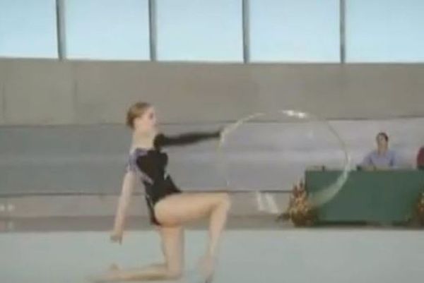 Αθλήτρια γυμναστικής «τρώει»... ρόδα στο κεφάλι (video)