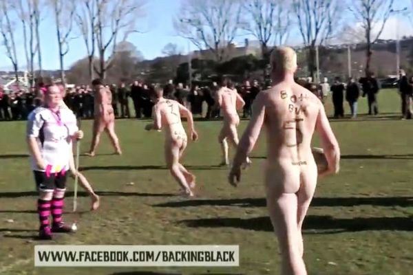 Δύο παρέες ανδρών και μια γυναίκα παίζουν ράγκμπι γυμνοί (Video)