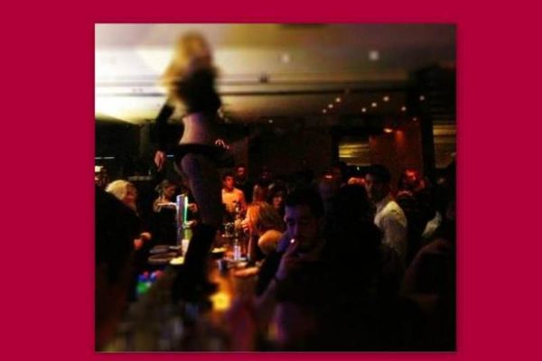 Η χορεύτρια λικνίζεται και ο Γιάννης Τσιμιτσέλης… το απολαμβάνει!