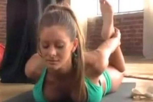 Με αυτά τα κορίτσια θα λατρέψετε τη... γιόγκα (videos)!