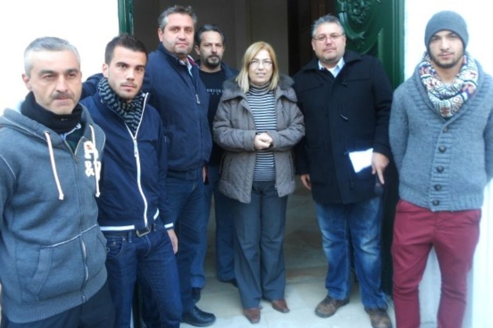 Κέρκυρα: Μοίρασε εισιτήρια σε μαθητές