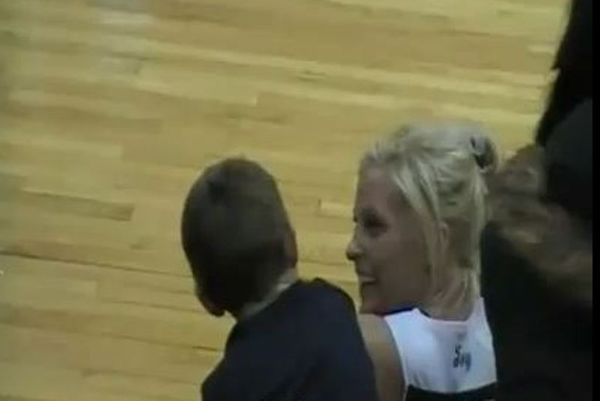 Παιδικό... καμάκι με στόχο ένα φιλάκι (video)