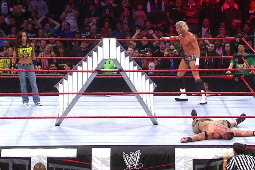 Tables, Ladders and Chairs: Τρελάθηκε πάλι η AJ (videos+photos)