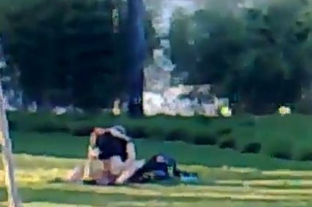 Ασυγκράτητο ζευγάρι κάνει σεξ δημοσίως σε πάρκο της Βιέννης (video)