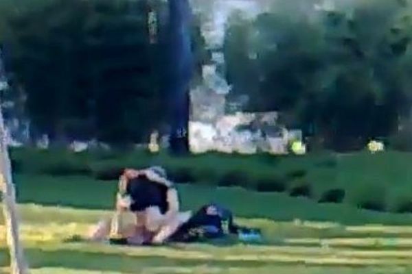 Ασυγκράτητο ζευγάρι κάνει σεξ δημοσίως σε πάρκο της Βιέννης (video)