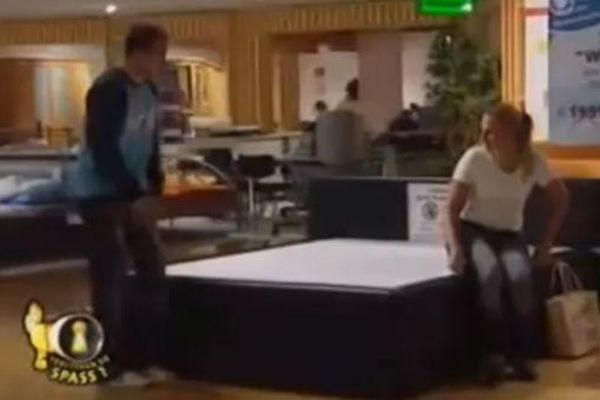 Το κρεβάτι ήταν γεμάτο... υγρά (video)